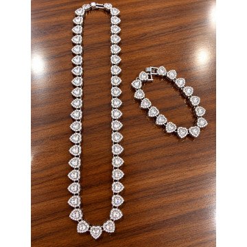 Collar de corazones color plateado